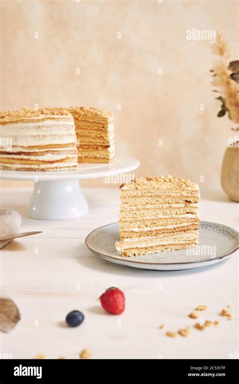 Ein Stück Kuchen mit Sahne und einer Krume überbacken Ein Teller auf