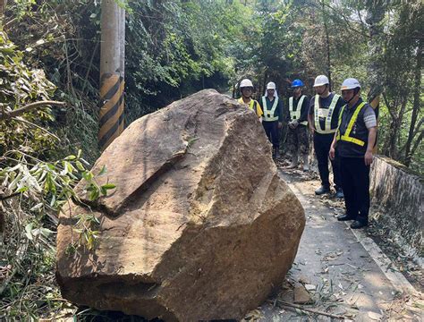 0403花蓮大地震╱強震震落巨石擋路 復興部落鄉道破石搶通 強震各地傳災情 要聞 聯合新聞網