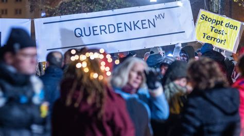 Verfassungsschutz Warnt Gewaltbereitschaft Bei Querdenkern Steigt