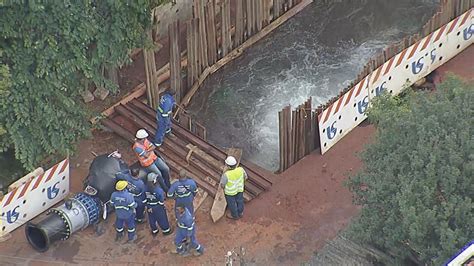 Obra Da Sabesp Provoca Vazamento De Gua Faz Cachoeira Em Ladeira E