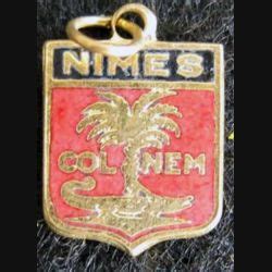 insigne blason en émail de la ville de Nîmes 12 x 16 mm avec anneau