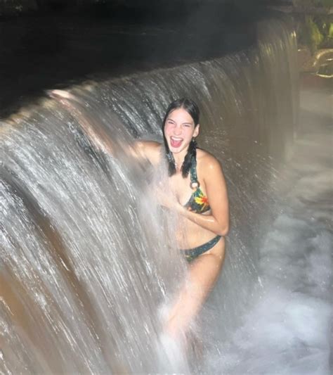 Ary Tenorio incendia Costa Rica con mini bikini de print selvático