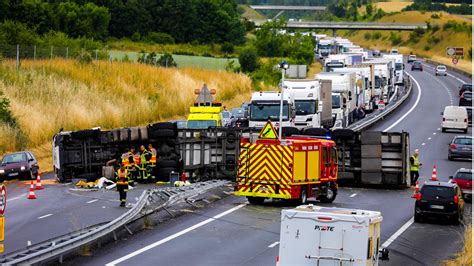 Deux Sèvres un poids lourd se couche sur l A83 un blessé léger