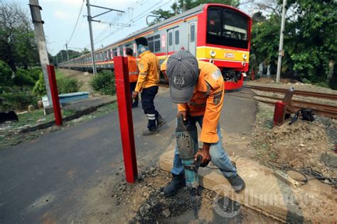 Perlintasan Kereta Api Di Tanah Kusir Tanpa Palang Pintu Foto 4