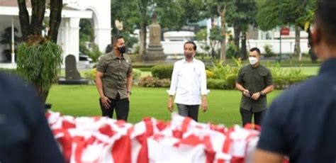 Sebut Jokowi Memalukan Bagi Bagi Bansos Di Depan Istana Ppjna 98 Jk