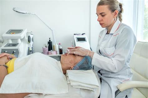 Esteticista Aplica Una M Scara En La Cara Del Paciente Con Cepillos