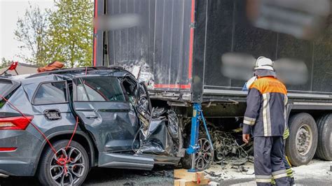 Schwerer Auffahrunfall Auf A Mit Lkw Suv Fahrer Stirbt Nach Crash Auf