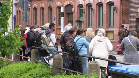 Andrang Auf Hamburger Tafeln Aufnahmestopp Bei Ausgabestellen Ndr De Nachrichten Hamburg