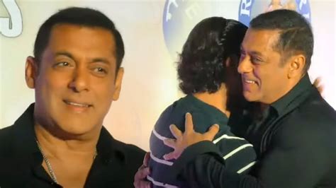 Salman Khan Aamir Khan HUG At Dono Premiere YouTube