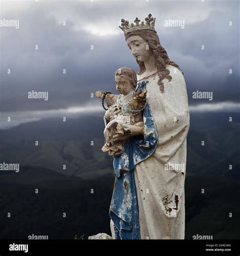 La Vierge D Orisson Una Estatua De La Virgen Mar A Y De Jes S En El