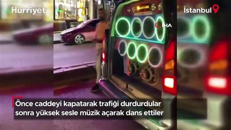 Esenyurtta Asker E Lencesinde Yolu Kapatan Gen Ler Dakikalarca Dans