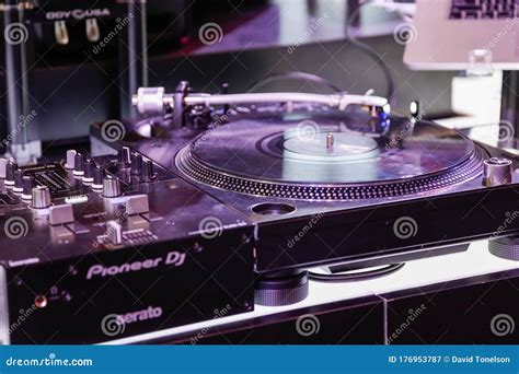 Pioneer dj turntable editorial photography. Image of shelf - 176953787