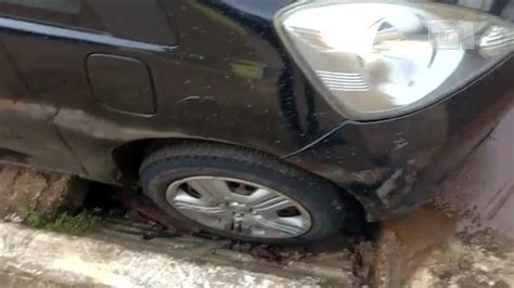 Carro fica preso em bueiro aberto no centro de Palmas veja o vídeo