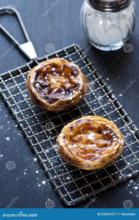 Pasteis De Nata O Tartas Portuguesas De Las Natillas En Un Estante De