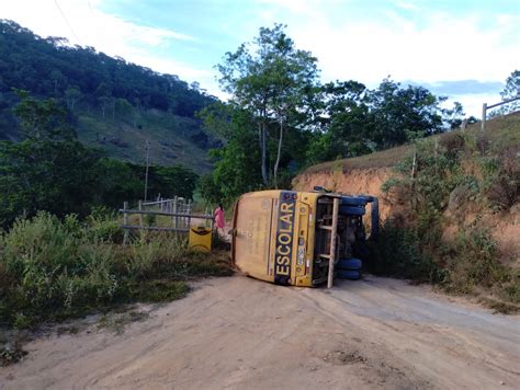 Ônibus escolar tomba em estrada na zona rural de Novo Oriente de Minas