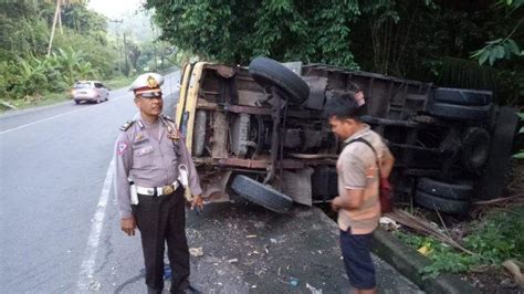 Truk Terguling Di Tanjakan Samsam Tabanan Rem Angin Habis Tribun