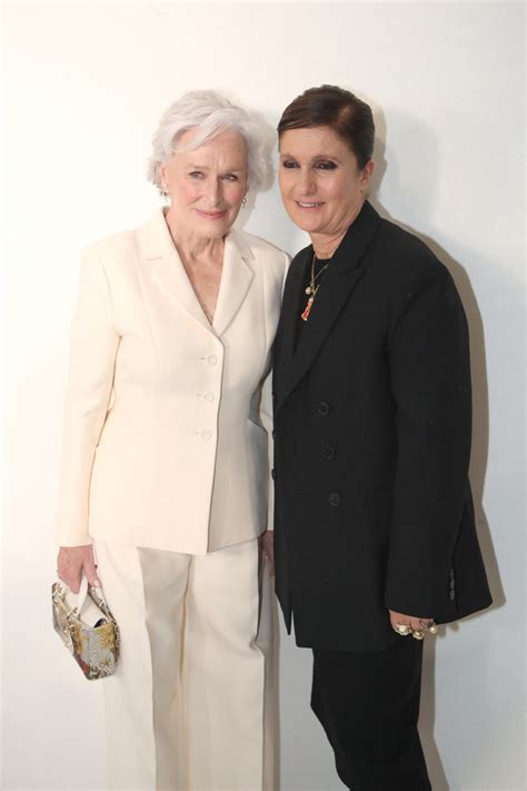 Photo Glenn Close et Maria Grazia Chiuri posent Backstage après la