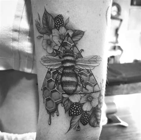 Bee tattoo | Tatouage, Abeille, Tatoo art