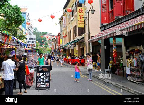 Shops and restaurants in Chinatown, Singapore Stock Photo - Alamy