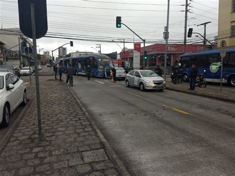 Ônibus e carro batem em cruzamento no bairro Rebouças em Curitiba