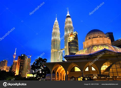 Famous Asy Syakirin Mosque Petronas Towers Background Kuala Lumpur