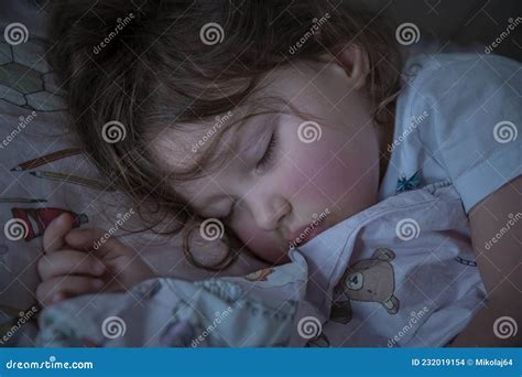 Petite Fille Mignonne De 3 Ans Dormant Dans Un Lit Photo Stock Image