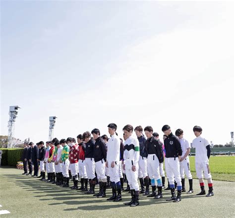 1レース前に中山競馬場で騎手らが亡くなった藤岡康太騎手へ黙禱捧げる Umatoku 馬トク