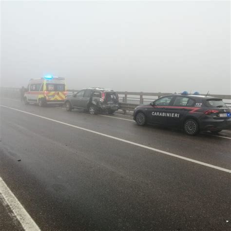 Nebbia E Ghiaccio Lungo Le Strade Tamponamenti Sulla Sp211 A Isola