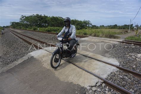 PERLINTASAN KERETA API SEBIDANG TANPA PALANG PINTU ANTARA Foto