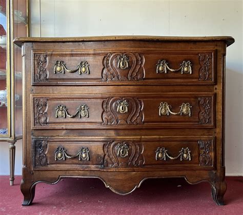 Proantic Commode Lyonnaise Galbée époque Louis XV En Noyer Massif