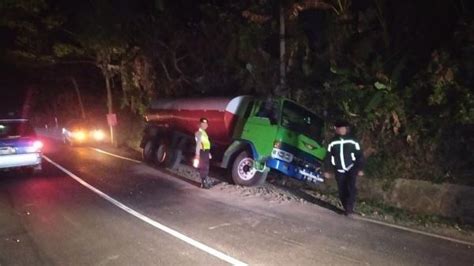 Akibat Rem Blong Truk Tronton Tangki Bermuatan Cpo Terperosok Di Jalan