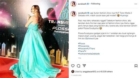 Pakai Gaun Mewah Aura Kasih Percaya Diri Foto Dengan Punggung Habis