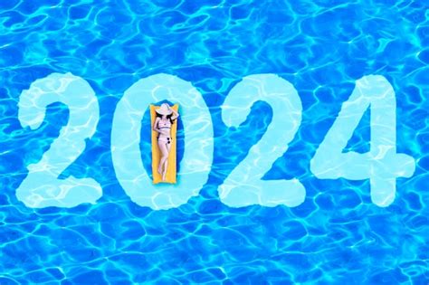 Vue De Dessus D une Jeune Femme En Bikini Allongée Sur Le Flotteur Gonflable Avec Le Numéro 2024