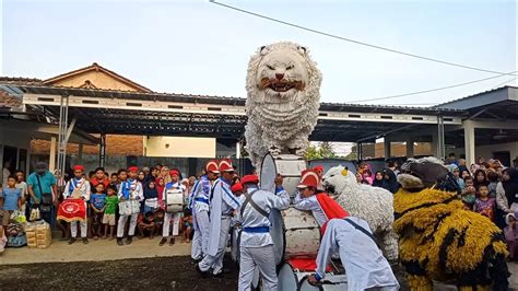 ATRAKSI CAN MACANAN SINGO RAUNG NAIK KE ATAS DRUMBAND AL AZHAR DI