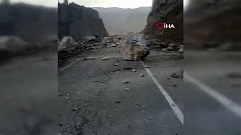 Deprem sonrası düşen kayalar yolu trafiğe kapattı Dailymotion Video