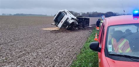 Photos et vidéo Terres de Caux Après une sortie de route un camion