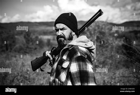 Chasseur avec fusil de chasse Chasse Saison de chasse fermée et