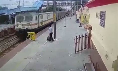 Video Mujer Se Salva Dos Veces De Ser Arrollada Por Un Tren