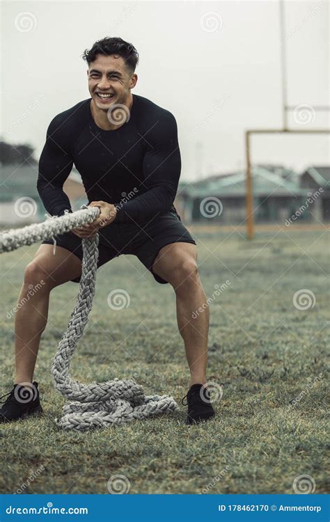 Entrenamiento De Hombres Con Cuerdas De Batalla Foto De Archivo