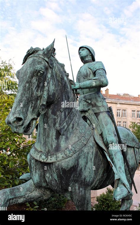 Reims France Statue Questre De Jeanne D Arc Jeanne D Arc Faite