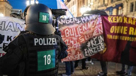 Mannheim Mann Stirbt Nach Polizeieinsatz Hunderte Demonstrieren