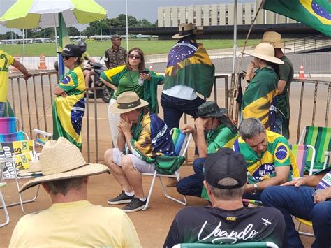 Vídeo Após Chorar Com Live Bolsonaristas Realizam Motociata No Qg Metrópoles