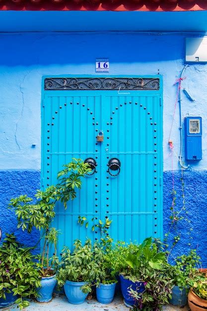 Puertas Orientales Tradicionales Con Adornos En Marruecos Foto Premium