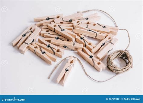 Pince Linge En Bois Avec La Corde Sur Le Fond Blanc Vue D En Haut L