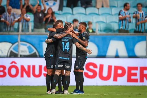 Grêmio bate o Novo Hamburgo e segue na liderança do Gauchão