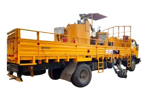 Truck Mounted Road Marking Machine 5 Ton Load Capacity 12 Ton At