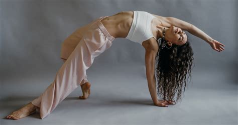 How Many Calories Does Hot Vinyasa Yoga Burn A Guide To This Dynamic