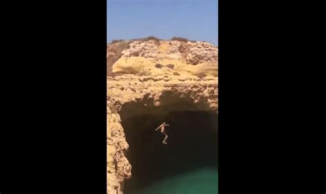 Un Jeune Saute D Une Falaise De M Tres Et Atterrit Sur Un Bateau