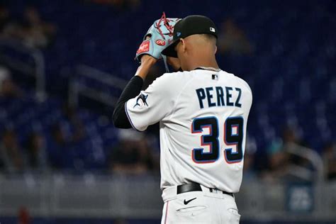 Eury Pérez entre los mejores pitchers tras 15 aperturas