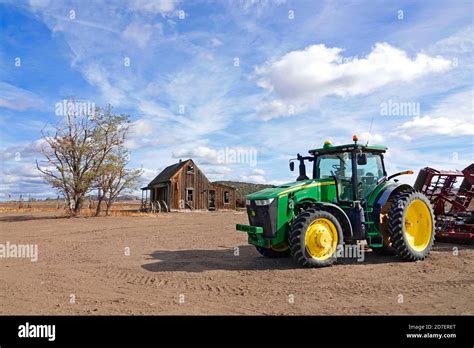 Un Nouveau Tracteur John Deere Tirant Une Charrue Disques Se Trouve